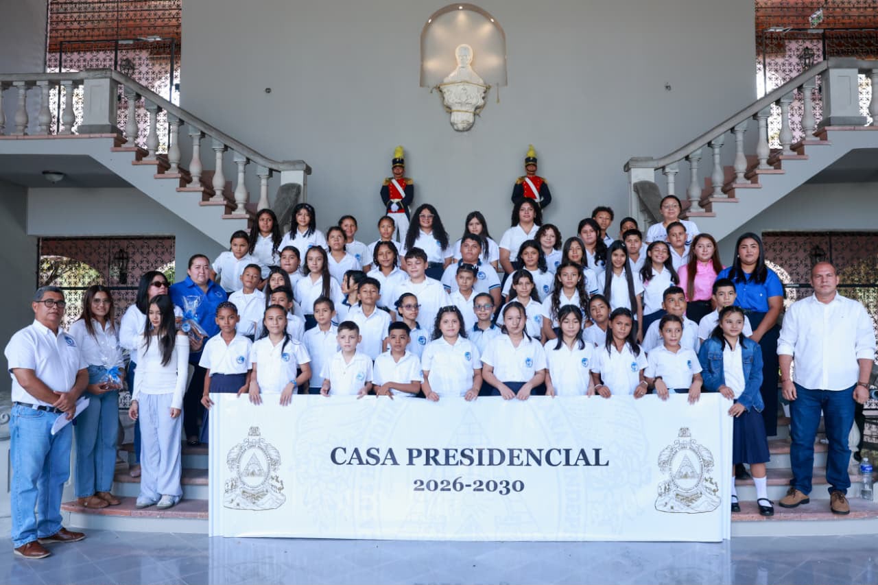 Alumnos del Centro Educativo Rafael Pineda Ponce, de San Lorenzo Valle, realizan recorrido por Casa Presidencial Alumnos del Centro Educativo Rafael Pineda Ponce, de San Lorenzo Valle, realizan recorrido por Casa Presidencial