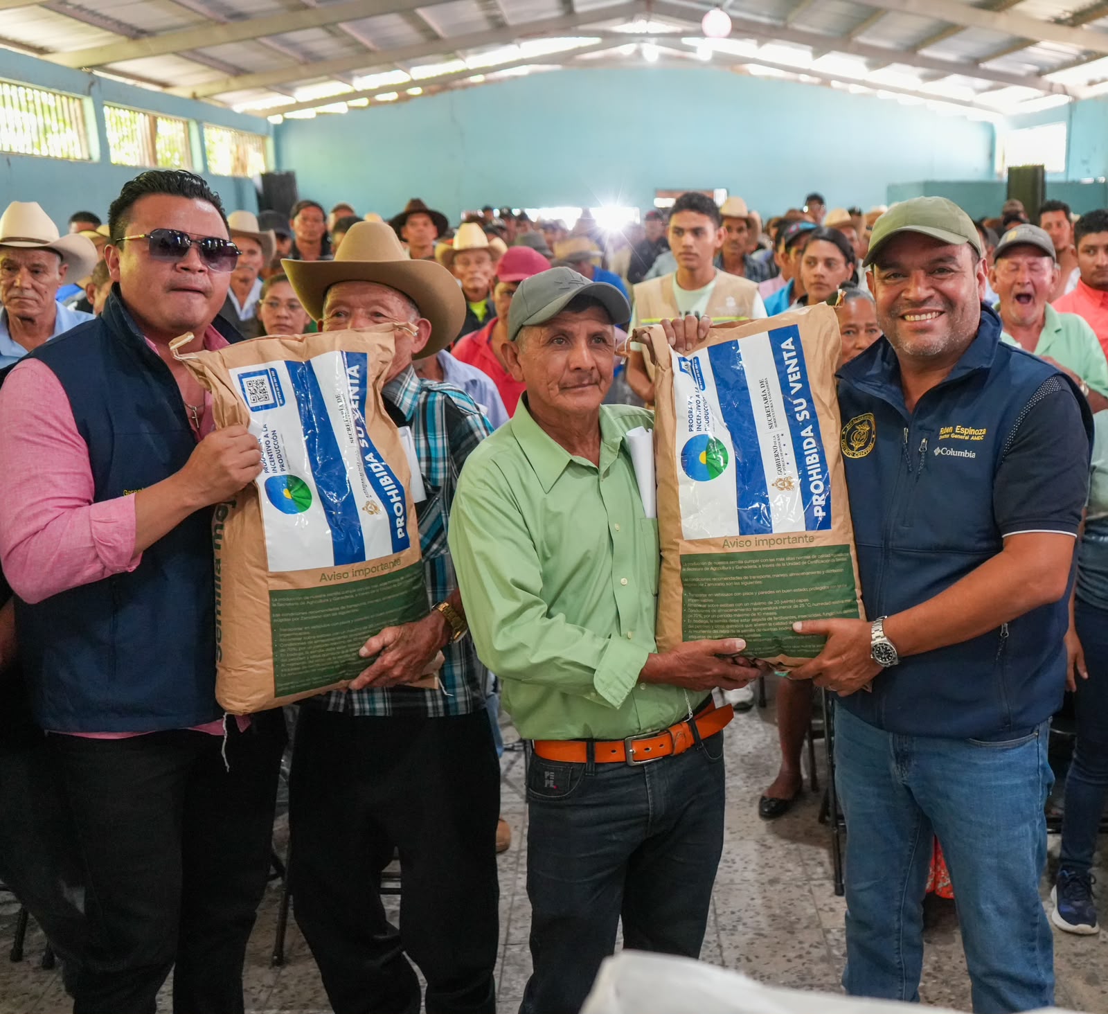 AMDC y SAG entregan 300 kits agrícolas a productores de granos básicos en 12 aldeas del Distrito Central