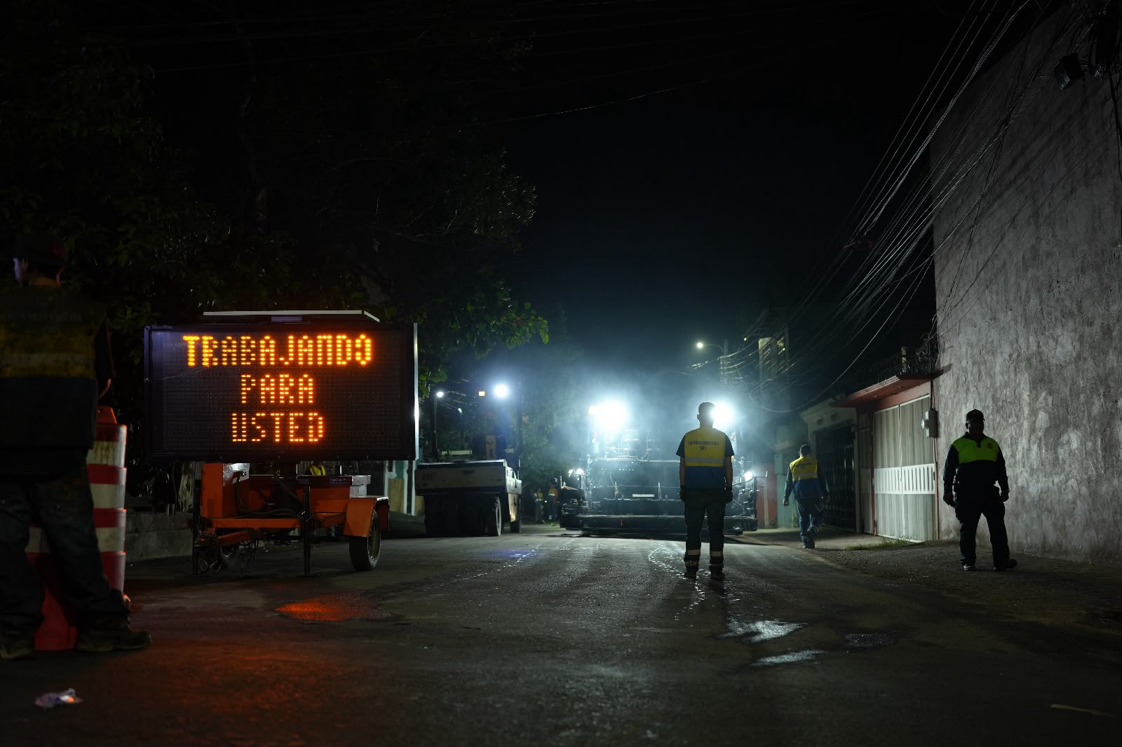 Fuego de los “dragones” llega a la colonia Kennedy para rehabilitar sus calles de acceso Fuego de los “dragones” llega a la colonia Kennedy para rehabilitar sus calles de acceso
