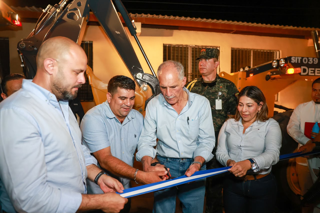 Alcalde de Libre celebra entrega de maquinaria y destaca unidad en Colomoncagua