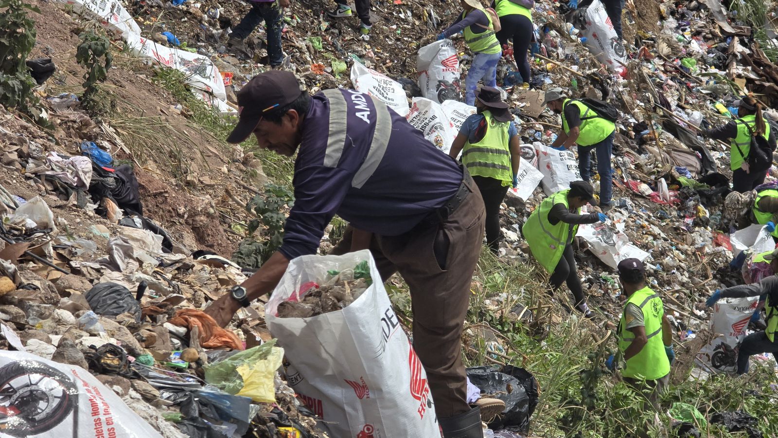 AMDC refuerza limpieza en colonia Soto para evitar que residuos lleguen al río Choluteca AMDC refuerza limpieza en colonia Soto para evitar que residuos lleguen al río Choluteca