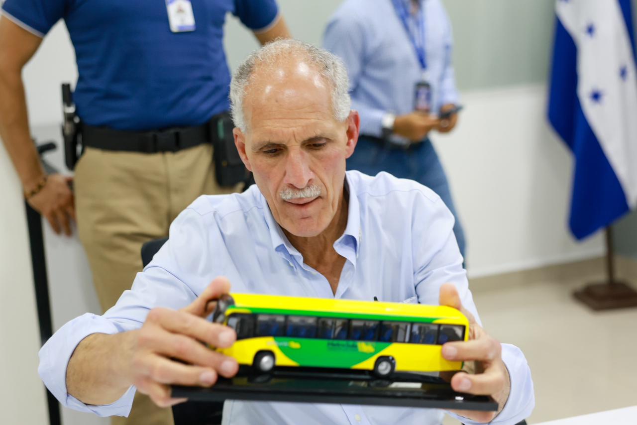 Presidente Asfura conoce proyecto de modernización de MetroSula