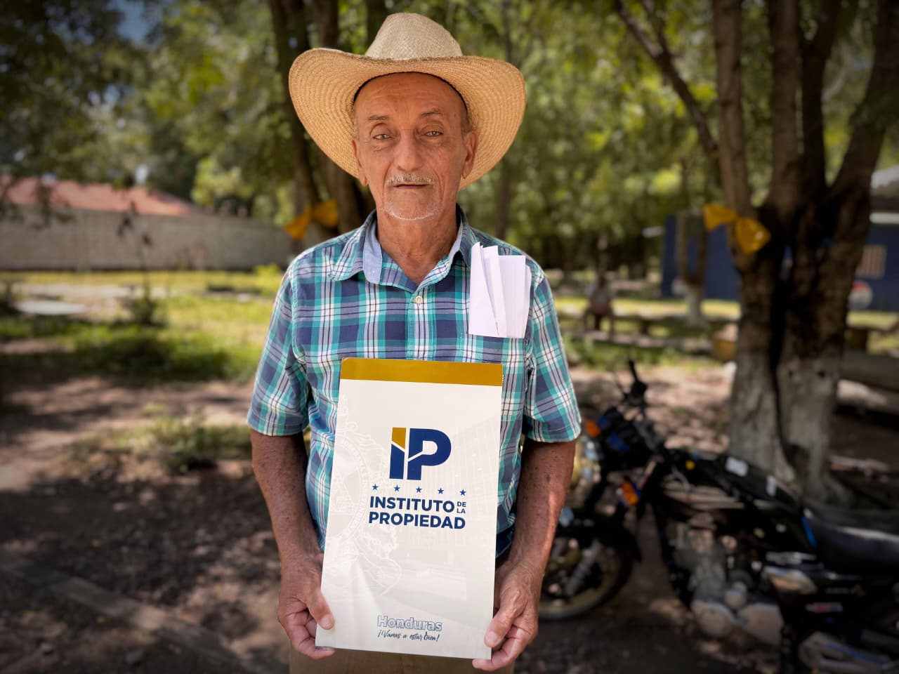 “Esta tierra es mía”: 1,347 familias de Olanchito reciben sus títulos de propiedad tras años de espera “Esta tierra es mía”: 1,347 familias de Olanchito reciben sus títulos de propiedad tras años de espera