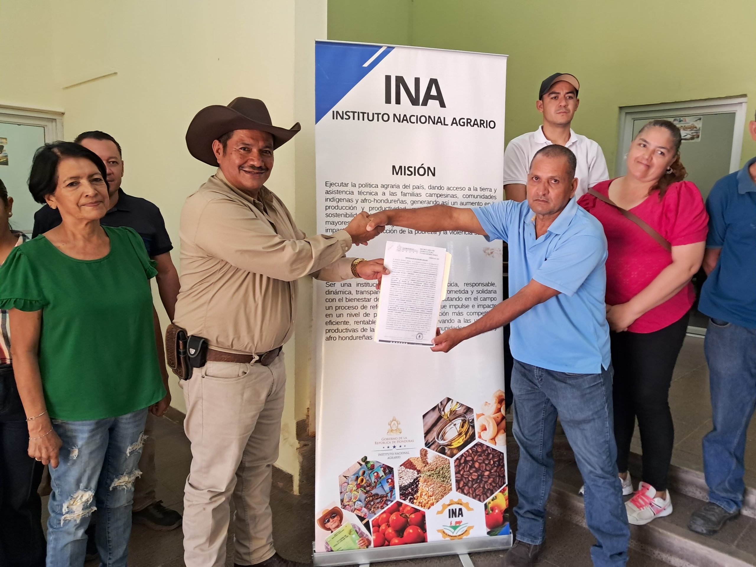 INA entrega Personería Jurídica a empresa campesina en Danlí