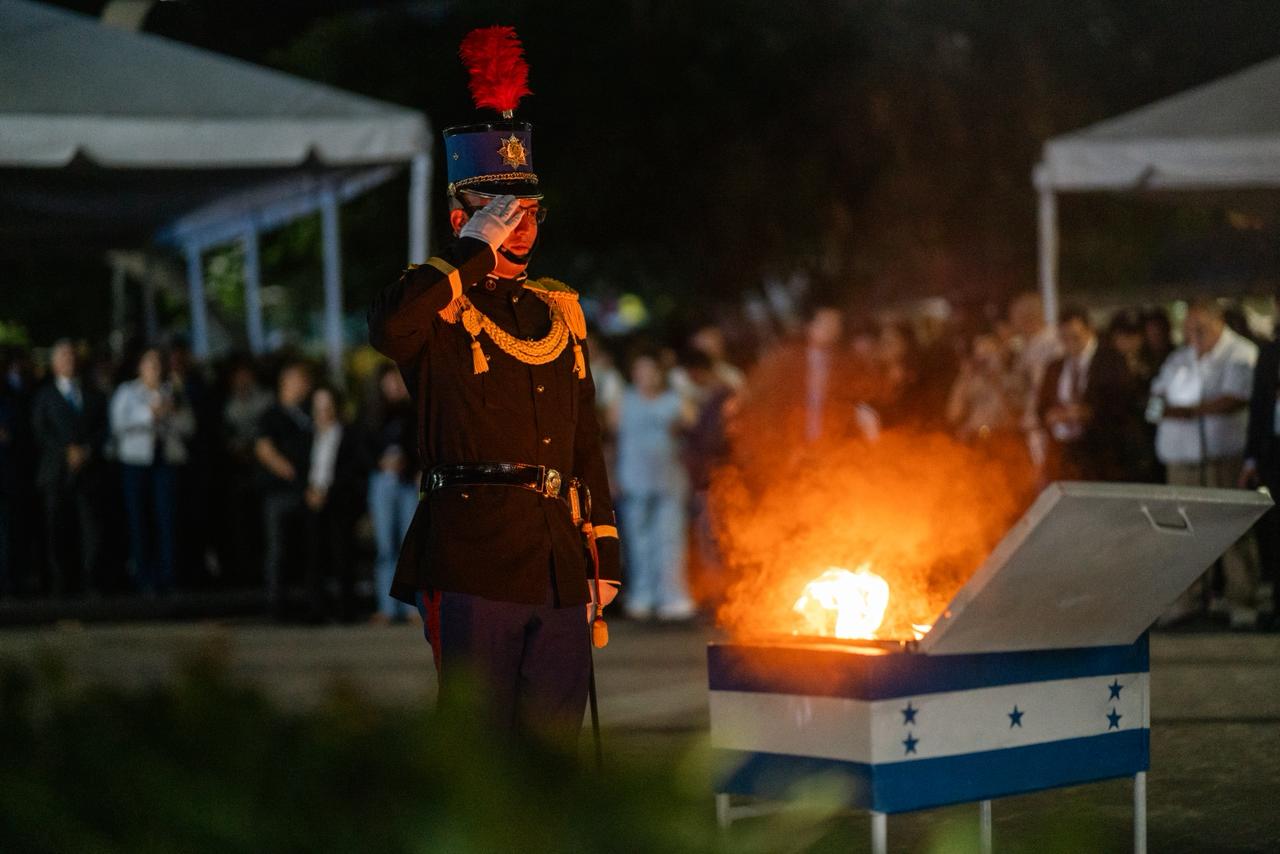 Con civismo y honor, Honduras da inicio a las fiestas patrias con el solemne acto del arrío e incineración de la Bandera Nacional Con civismo y honor, Honduras da inicio a las fiestas patrias con el solemne acto del arrío e incineración de la Bandera Nacional