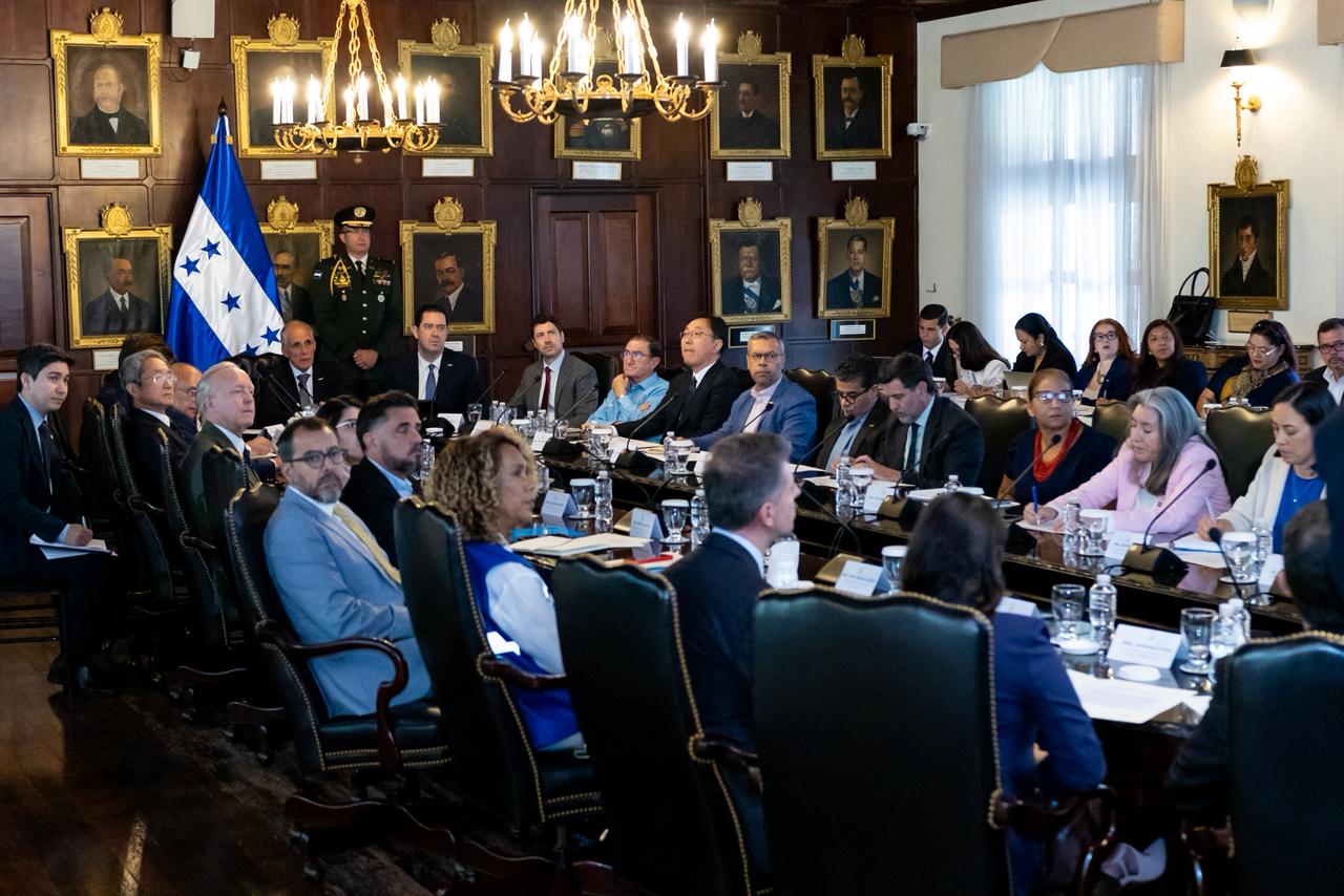 Gobierno coordina respuesta humanitaria ante sequía con cooperación internacional y anuncia inversiones por 182 millones de dólares para el agua en Tegucigalpa Gobierno coordina respuesta humanitaria ante sequía con cooperación internacional y anuncia inversiones por 182 millones de dólares para el agua en Tegucigalpa