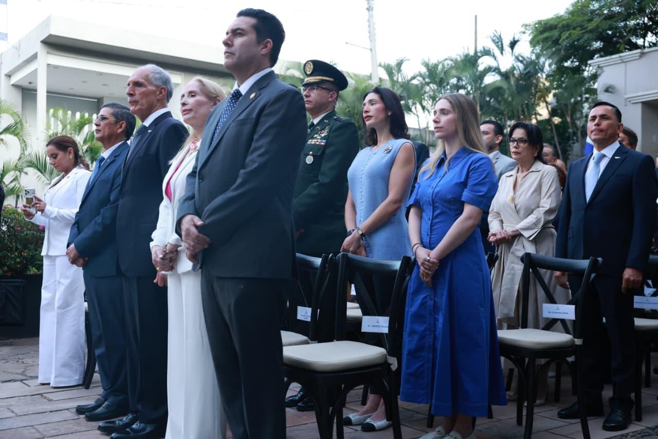 Alcalde Juan Diego Zelaya acompaña actos de izada de la Bandera Nacional en el inicio de las Fiestas Patrias Alcalde Juan Diego Zelaya acompaña actos de izada de la Bandera Nacional en el inicio de las Fiestas Patrias