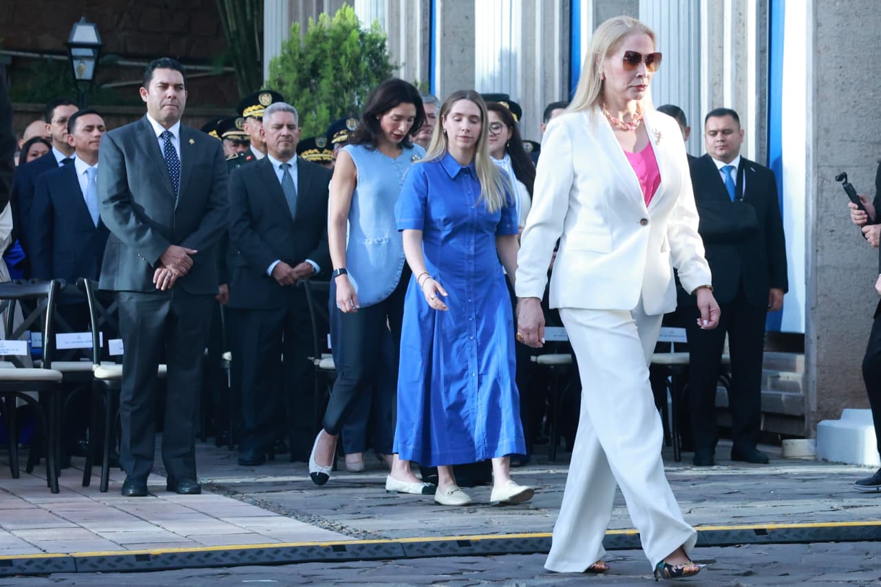 Primera Dama Lissette del Cid de Asfura acompaña al Presidente Nasry Asfura en la izada de la Bandera Nacional Primera Dama Lissette del Cid de Asfura acompaña al Presidente Nasry Asfura en la izada de la Bandera Nacional