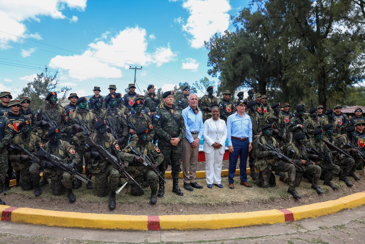 Presidente Asfura participa en ceremonia de graduación del curso Teson Internacional y promete blindar fronteras contra narcotráfico y crimen organizado