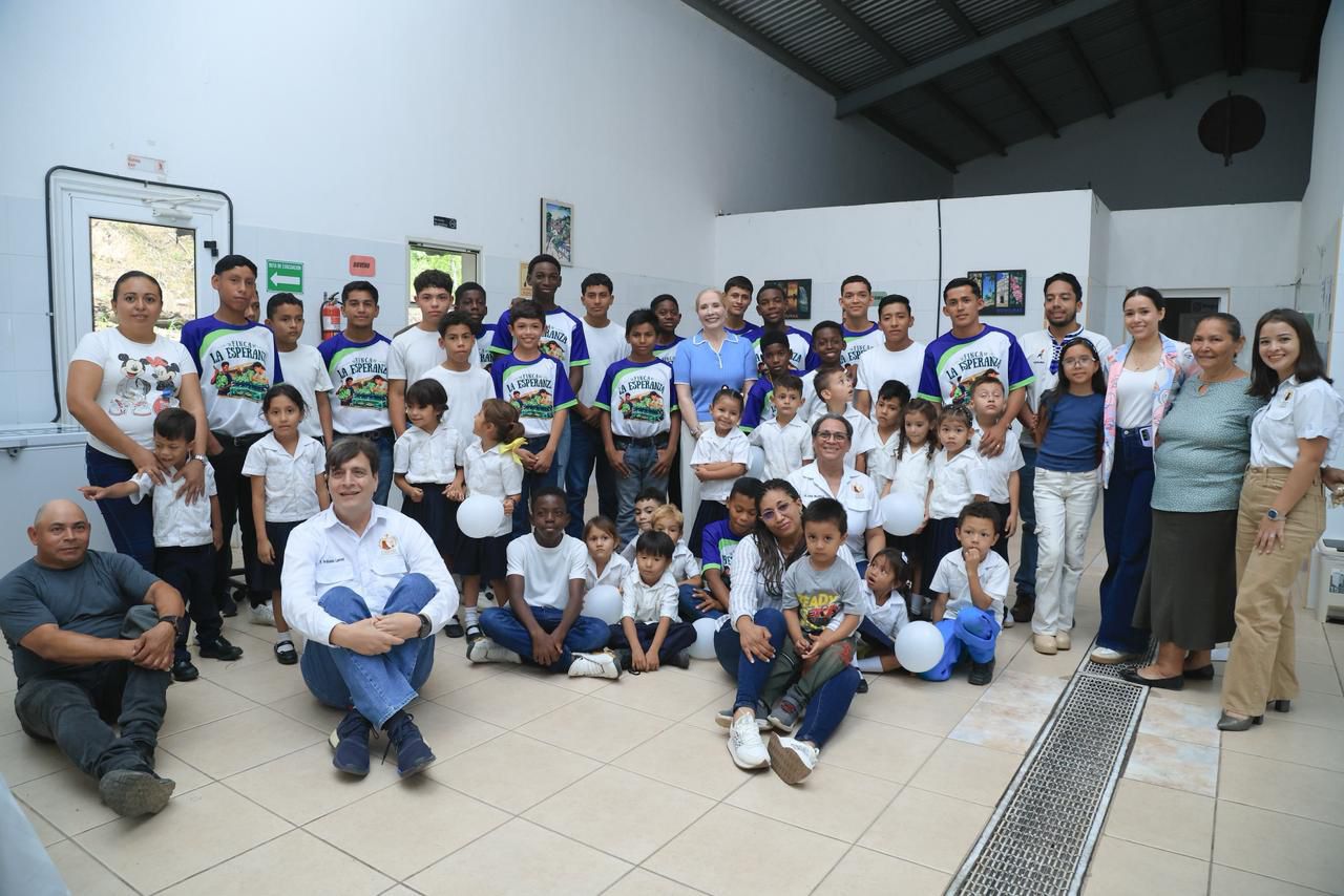 Primera Dama Lissette del Cid de Asfura visita la Fundación Alivio del Sufrimiento en El Paraíso Primera Dama Lissette del Cid de Asfura visita la Fundación Alivio del Sufrimiento en El Paraíso