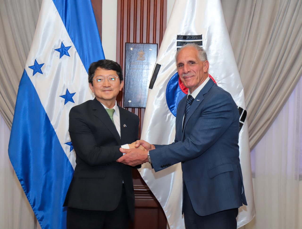 Presidente Asfura recibe cartas credenciales de nuevos embajadores de Perú y la República de Corea