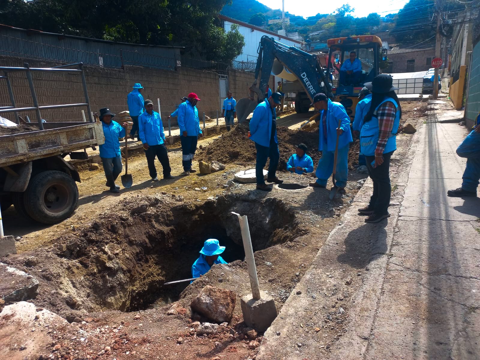 Alcaldía inicia reconstrucción de la avenida Posadas en el barrio Buenos Aires y refuerza trabajos viales en otros sectores de la capital Alcaldía inicia reconstrucción de la avenida Posadas en el barrio Buenos Aires y refuerza trabajos viales en otros sectores de la capital