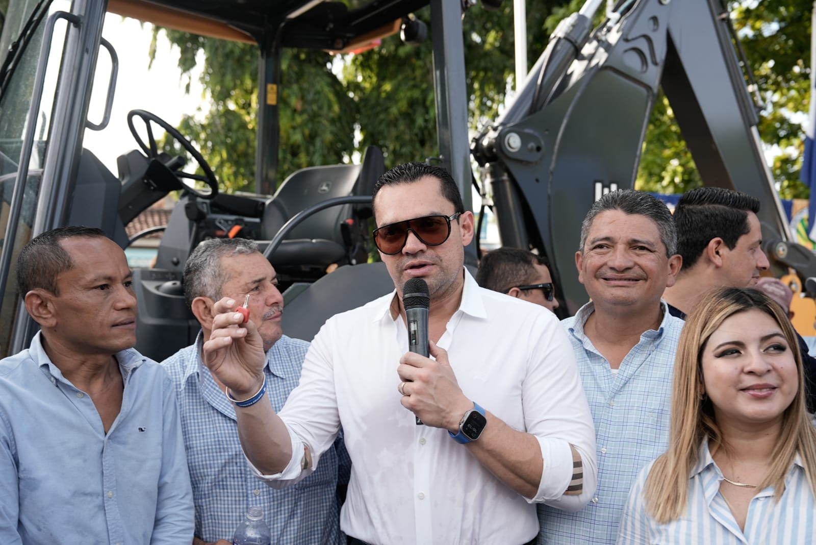 Orocuina recibe maquinaria para atender caminos de sus nueve aldeas Orocuina recibe maquinaria para atender caminos de sus nueve aldeas
