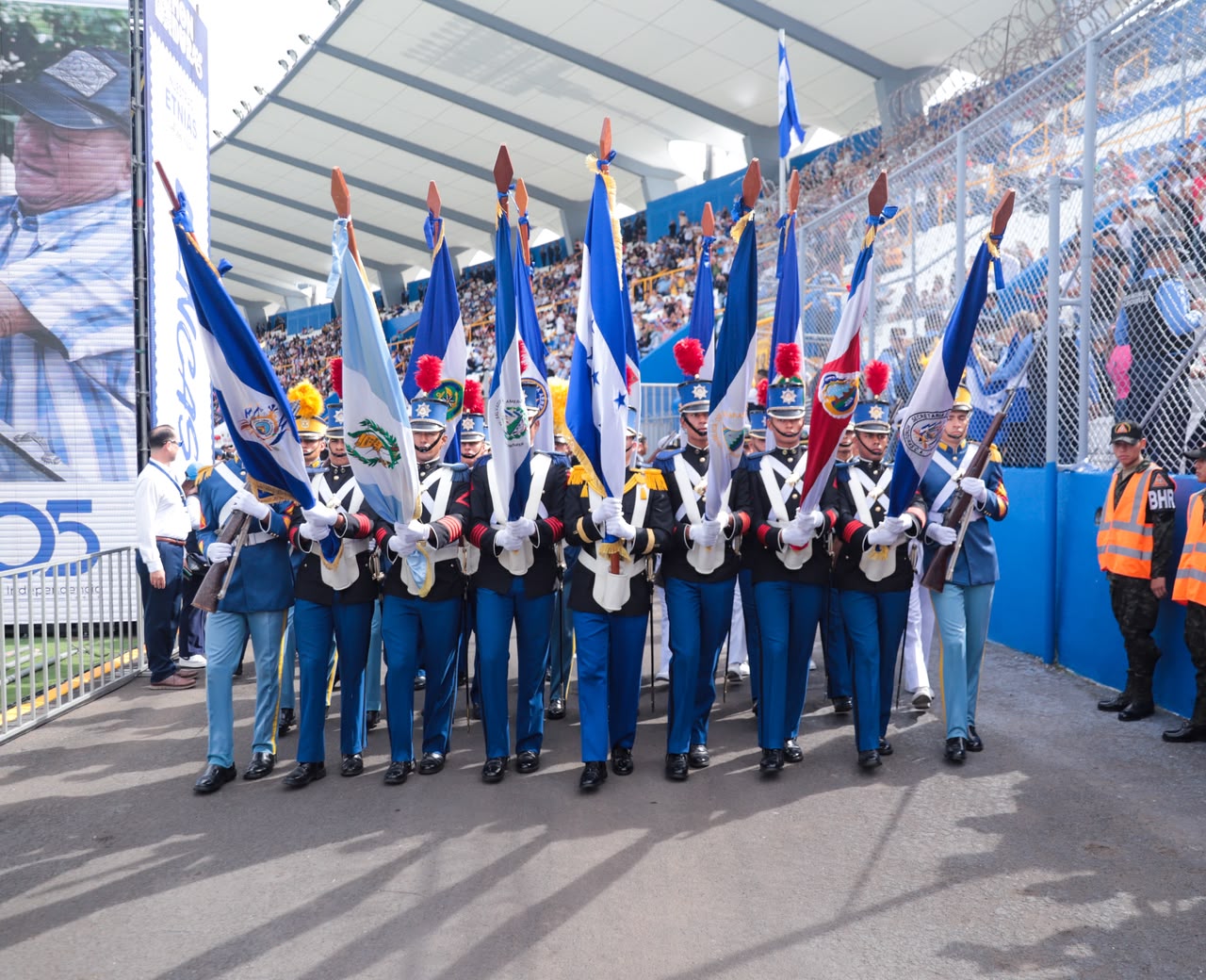 Inician desfiles patrios por los 205 años de independencia patria