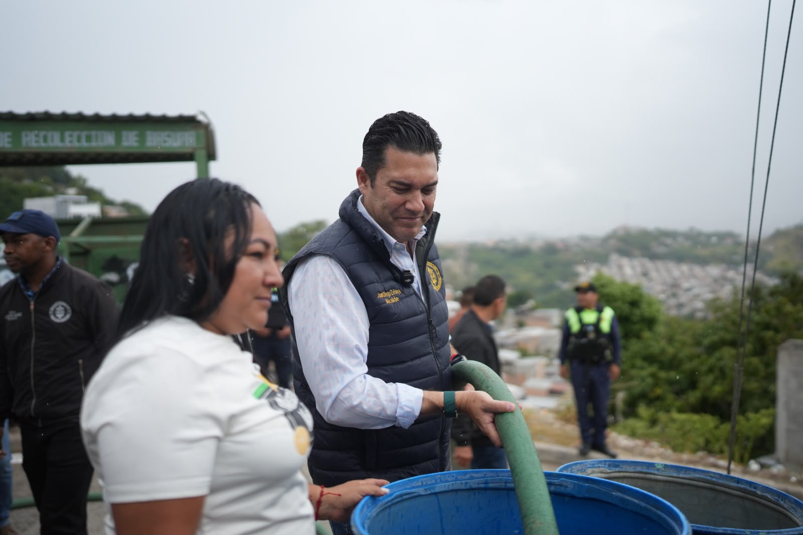 Alcalde entrega agua gratuita a familias de Los Laureles y Nueva Orocuina ante emergencia hídrica
