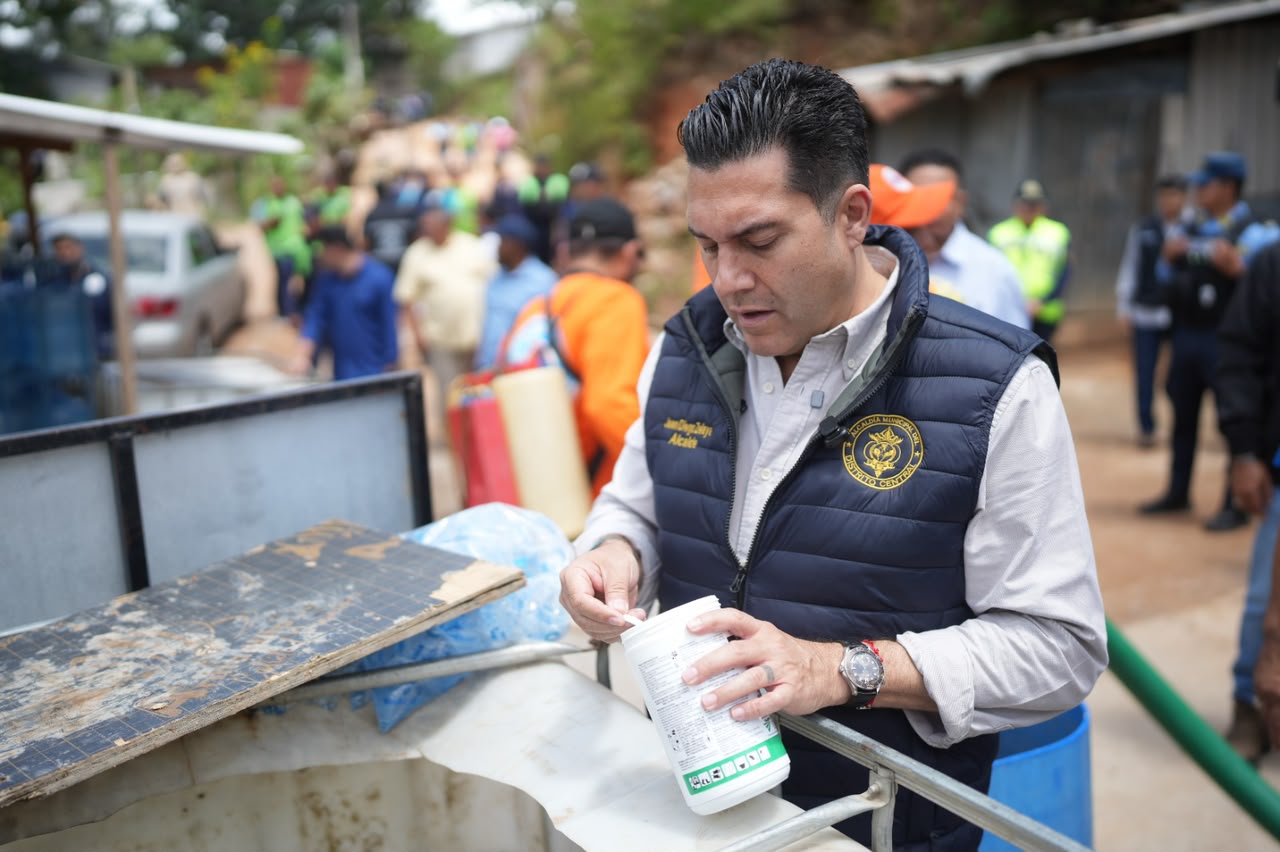 AMDC ejecuta operativo masivo de limpieza, fumigación y entrega de agua en Los Pinos para proteger del dengue a más de 4,700 habitantes AMDC ejecuta operativo masivo de limpieza, fumigación y entrega de agua en Los Pinos para proteger del dengue a más de 4,700 habitantes