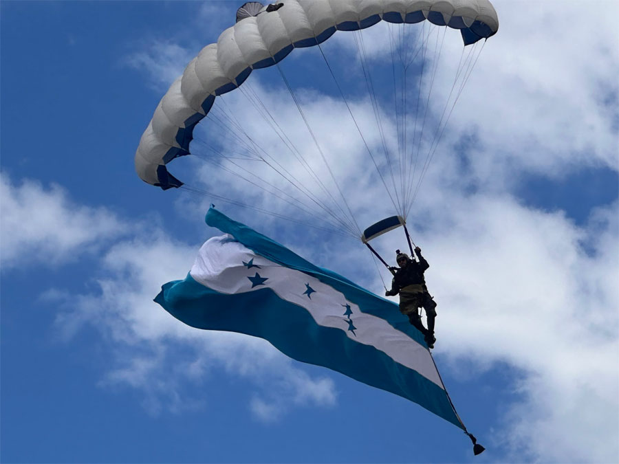 Familias disfrutan show de paracaidismo, exposición militar y emprendimientos en Campo de Parada Marte Familias disfrutan show de paracaidismo, exposición militar y emprendimientos en Campo de Parada Marte
