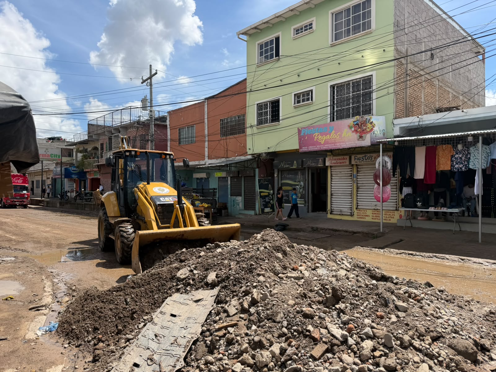 Alcaldía recupera calles de la Arturo Quezada tras fuertes lluvias que dejaron sedimentos y basura Alcaldía recupera calles de la Arturo Quezada tras fuertes lluvias que dejaron sedimentos y basura