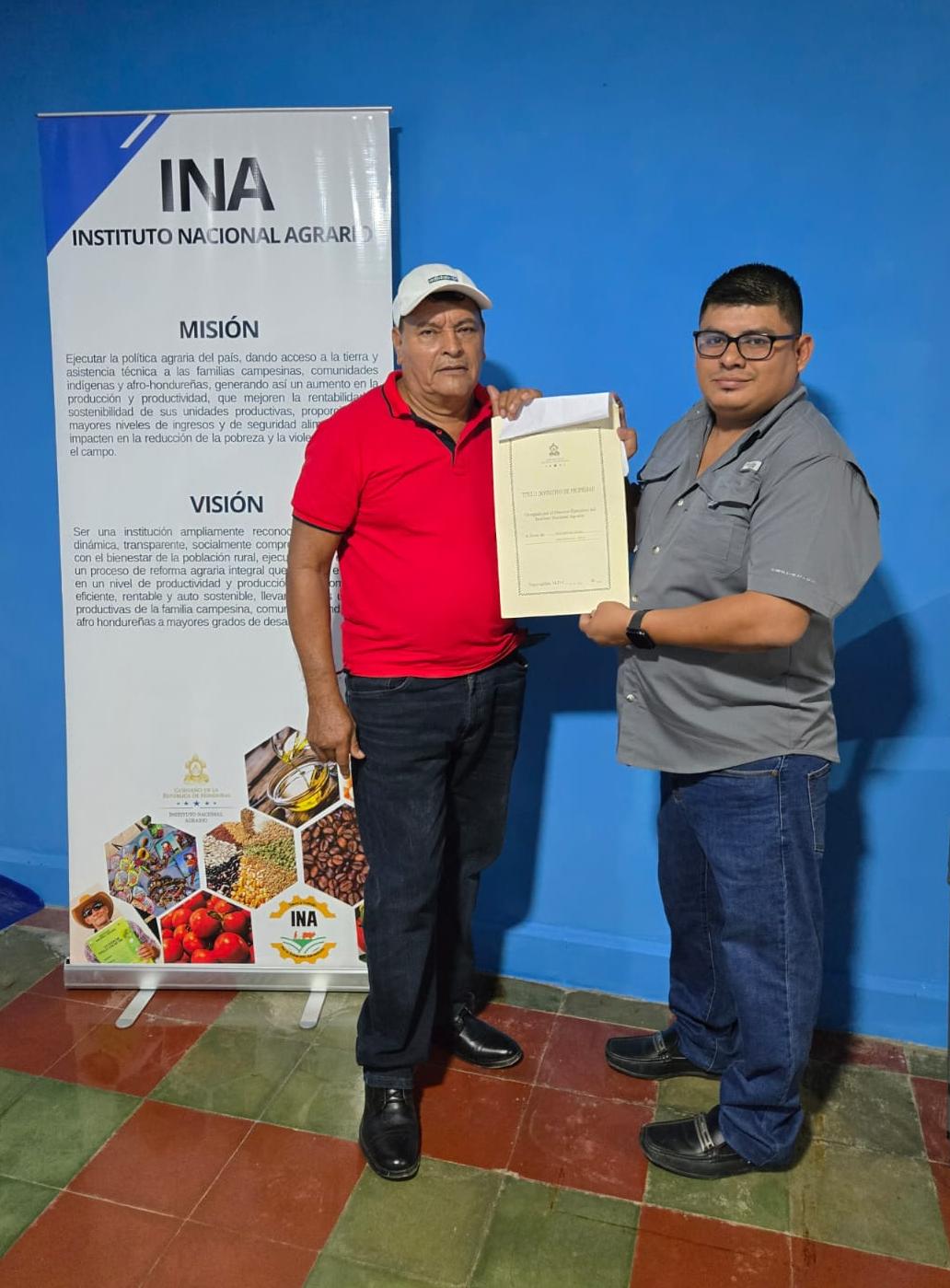 INA entrega tres títulos definitivos de propiedad en Yoro
