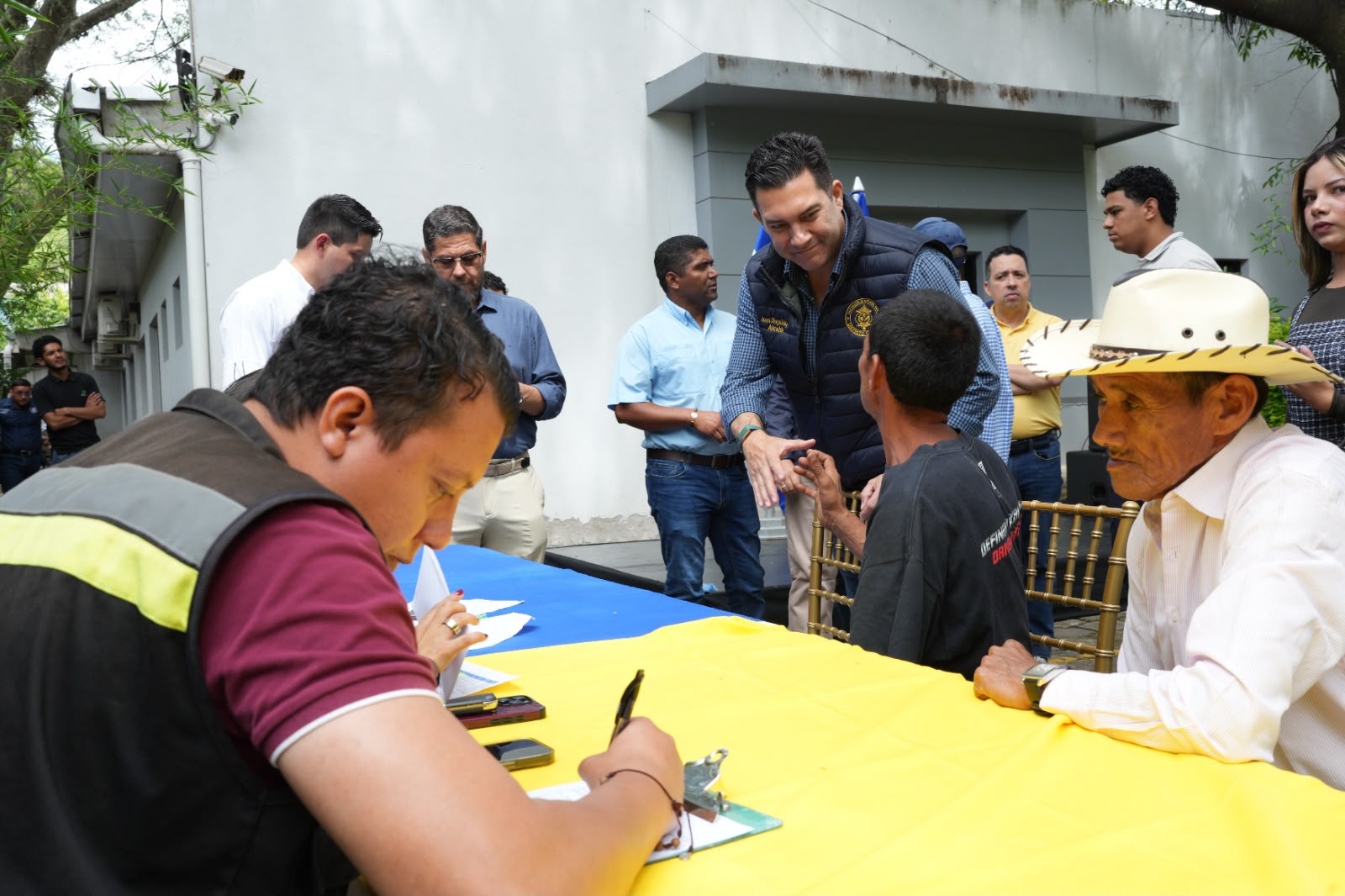Alcalde Juan Diego Zelaya entrega ayuda económica a familias damnificadas por las lluvias en Villa Unión Alcalde Juan Diego Zelaya entrega ayuda económica a familias damnificadas por las lluvias en Villa Unión