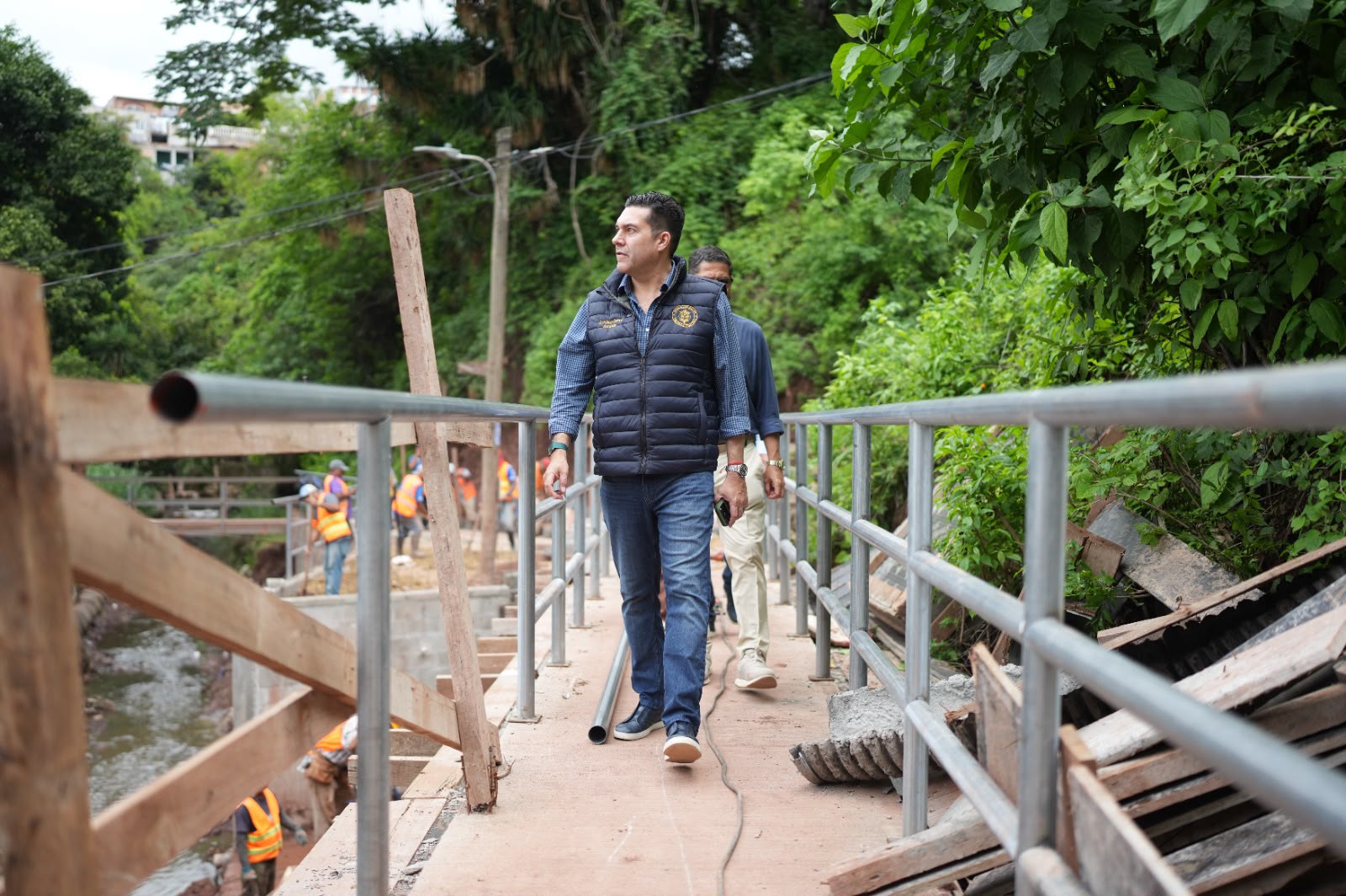 Alcalde Juan Diego Zelaya destaca avance del 80 % en obra de rutas de evacuación que beneficiará a 5,000 personas en la colonia Izaguirre Alcalde Juan Diego Zelaya destaca avance del 80 % en obra de rutas de evacuación que beneficiará a 5,000 personas en la colonia Izaguirre