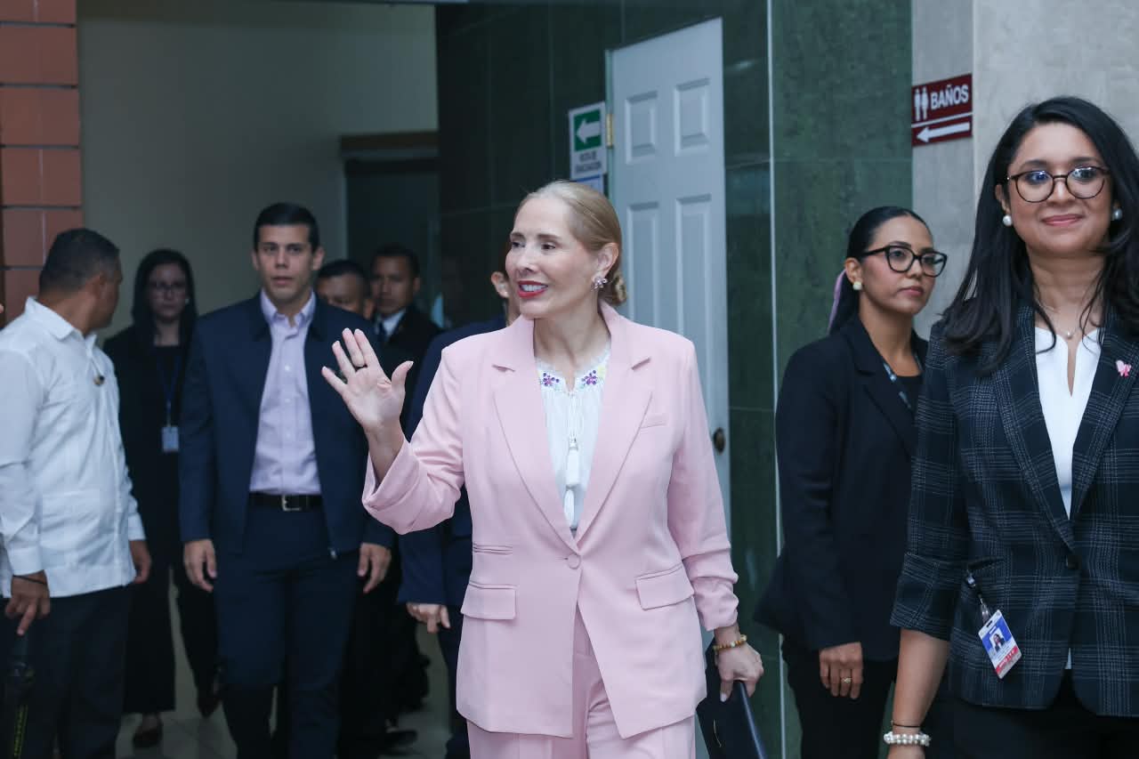 Primera Dama de Honduras, Lissette del Cid de Asfura llama a fortalecer la prevención del cáncer de mama Primera Dama de Honduras, Lissette del Cid de Asfura llama a fortalecer la prevención del cáncer de mama