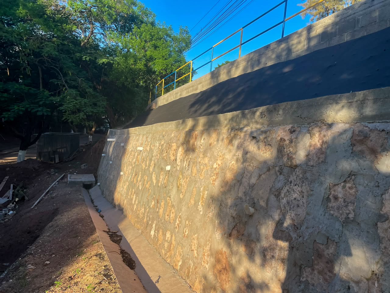 Alcaldía finaliza construcción de muro de contención en la colonia 21 de Octubre